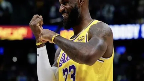 尼克斯防守转换，唐斯远投一击破网